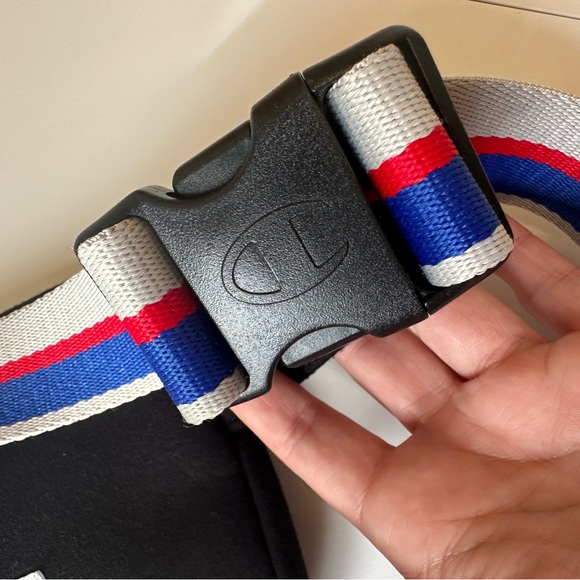 Champion fannypack. - Picture 6 of 11